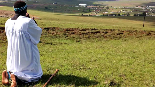 Đức cha Shembe, Michael Notychanga, cầu nguyện hướng về thị trấn quê hương ông Mandela nơi diễn ra tang lễ.