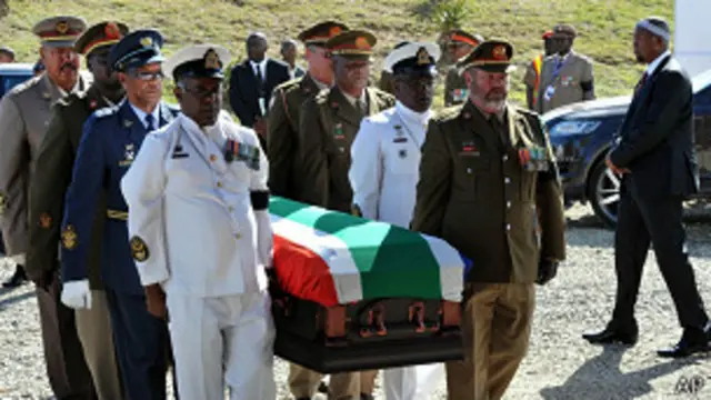 نيلسن منډېلا د ډسمبر پر ۵ مه د خپل عمر په ۹۵ کلنۍ مړ شو