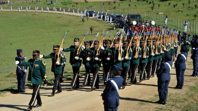 پیکر ماندلا از خانه پدری با تشریفات نظامی به چادر محل برگزاری مراسم منتقل شد