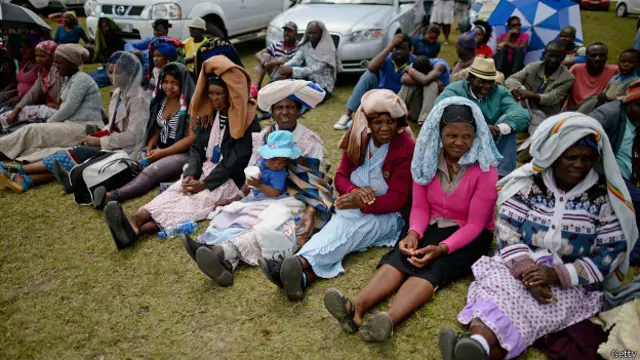 مردم محلی در حاشیه مراسم حضور دارند