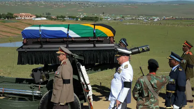 تابوت حامل پیکر آقای ماندلا روی یک عراده توپ حمل میشد و روی آن با پرچم آفریقای جنوبی پوشانده شده بود