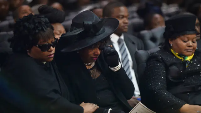 کونو میں ان کی تدفین سے قبل منعقدہ تقریب میں اہم غیر ملکی شخصیات سمیت تقریباً ساڑھے چار ہزار افراد شریک ہوئے۔