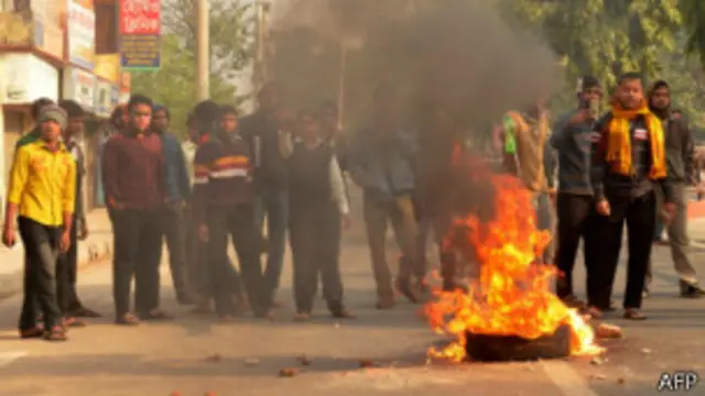 बांग्लादेश में लोग इस बात पर बंट गए हैं कि क्या सुनवाई निष्पक्ष, तटस्थ और पारदर्शी ढंग से हो रही है या नहीं
