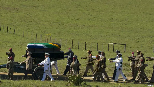 حمل جثمان مانديلا على عربة مدفع في طريقه إلى سرادق التأبين، ثم نقل بعربة نقل الموتى الى المقبرة.