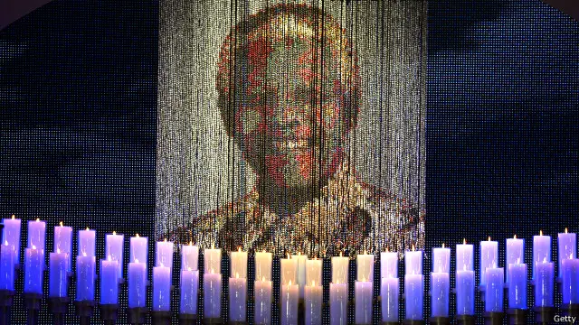 تم وضع صورة لمانديلا وأمامها 95 شمعة بعدد سنوات حياة الزعيم الراحل