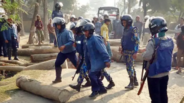 پولیس اور جماعتِ اسلامی کے حامیوں کے مابین فائرنگ بھی ہوئی