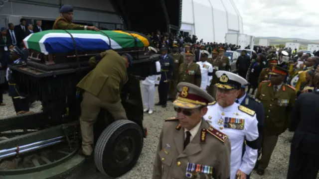 د نيلسن منډیلا د جنازې په مراسمو کې د ګډون لپاره لسګونه زره کسان راټول شوي