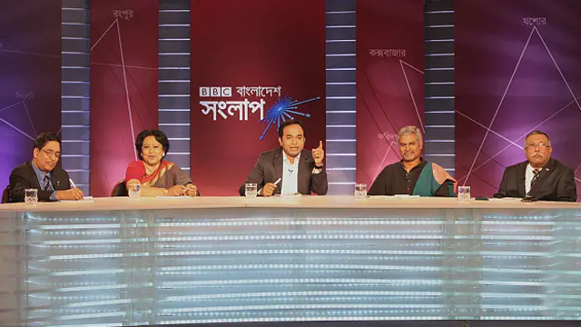 প্যানেল সদস্য বাঁ থেকে : আওয়ামী লীগ নেতা ও সাবেক মন্ত্রী ড. আব্দুর রাজ্জাক, নর্থ সাউথ বিশ্ববিদ্যালয়ের অধ্যাপক ড. দিলারা চৌধুরী, অনুষ্ঠান সঞ্চালক আকবর হোসেন, উন্নয়ন কর্মী এবং মুক্তিযুদ্ধকালে শহীদ মুনীর চৌধুরীর সন্তান আসিফ মুনীর এবং বিএনপি চেয়ারপার্সনের উপদেষ্টা এবং সাবেক তত্ত্বাবধায়ক সরকারের উপদেষ্টা অবসরপ্রাপ্ত মেজর জেনারেল রুহুল আলম চৌধুরী।