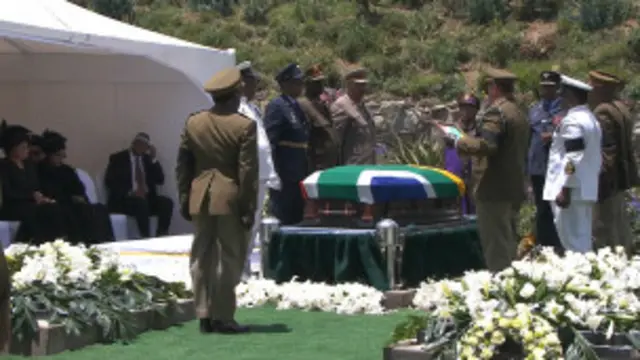 منڈیلا کے تابوت کو فوجی جوان خصوصی شامیانے سے پہاڑی پر واقع قبرستان لے گئے