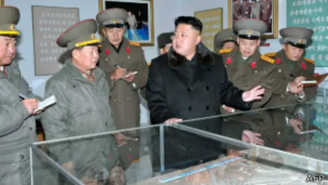 سيفحص المحللون بدقة الصور الأخيرة التي ظهر فيها زعيم كوريا الشمالية للوصول إلى دلائل تعكس دائرة المسؤولين المقربين منه