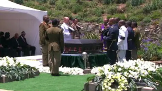 曼德拉遗体下葬