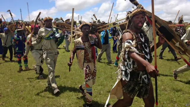 گروهی از جنگجویان قبیله زولو در روستای قونو