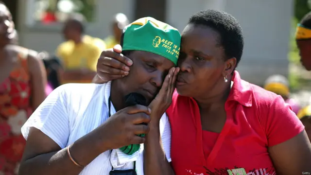 حضر أكثر من مائة ألف من مواطني جنوب افريقيا لإلقاء نظرة الوداع على جثمانه في مقر الرئاسة في بريتوريا من الأربعاء إلى الجمعة.