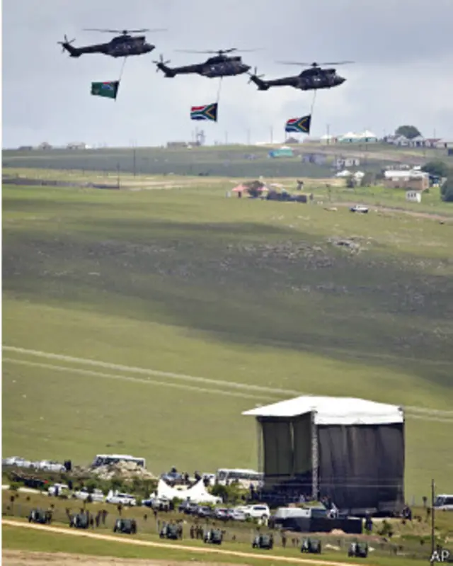 سه هلیکوپتر نظامی پرچمهای آفریقای جنوبی را از فراز محل دفن عبور دادند، همزمان بیست و یک گلوله توپ شلیک شد
