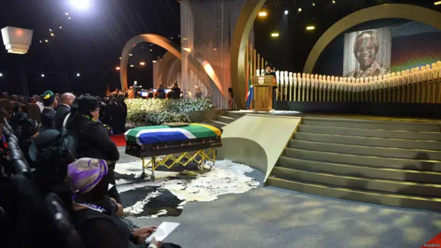 صورة لنعش نيلسون مانديلا خلال مراسم جنازته في كونو.