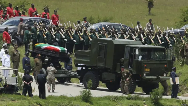 کونو میں ان کی تدفین سے قبل منعقدہ تقریب کے بعد قومی پرچم میں لپٹے ہوئے نیلسن منڈیلا کے تابوت کو فوجی جوان خصوصی شامیانے سے پہاڑی پر واقع قبرستان لے گئے جہاں انہیں دفن کر دیا گیا۔