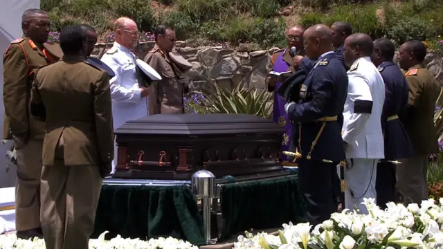 أثناء نزول النعش إلى القبر، التزم الحضور الصمت ولوح البعض بأيديهم وداعا وبكى البعض الآخر. بومزا فيهلاني مراسلة بي بي سي في كونو 