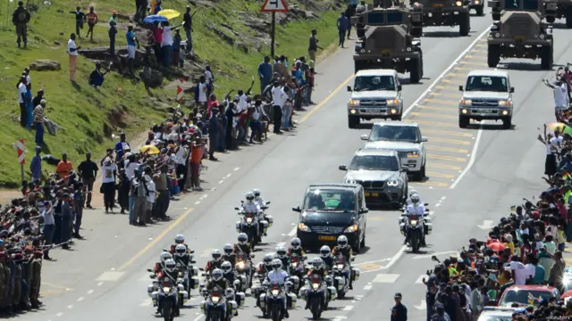 مراسم دفن الزعيم الجنوب إفريقي الراحل نيلسون مانديلا بدأت منذ الصباح ليعود "ماديبا" كما يناديه مواطنو جنوب افريقيا إلى أرض أجداده في قرية كونو.