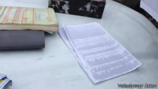 В кількох округах затримували людей з грошима, підробними печатками ДВК та списками виборців окремих будинків