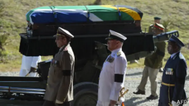 Гроб с телом Манделы в деревне Куну