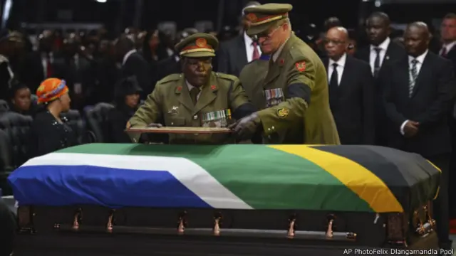 नेल्सन मंडेला श्रद्धांजलि