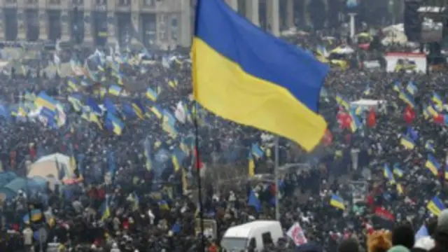 基辅对立两派举行大规模示威集会之际，欧盟暂停与乌克兰贸易协议的准备工作。