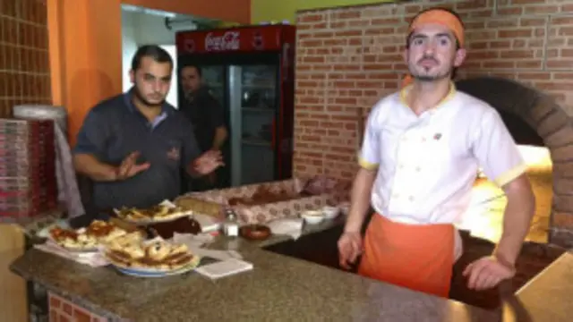 حمزة عيسي (يسار) قرر تأسيس مطعم في غزة