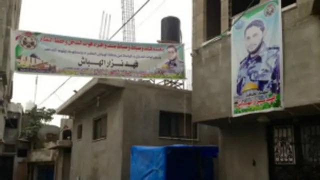 لافتة باسم وصورة فهد الهباش في غزة