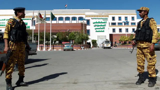 سکیورٹی اہلکار صنعا کے سعودی جرمن ہسپتال کے باہر کھڑے ہیں جہاں جاپانی سفارت کار زیرِ علاج ہیں