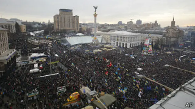 اروپا پلويو لاريونيانو "امريکا، له تا مننه" نارې وهلې