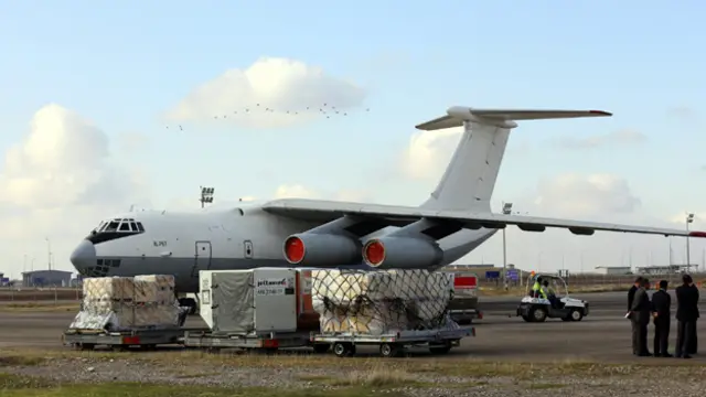 قامت بالرحلة طائرة مستأجرة من طراز اليوشين 76 