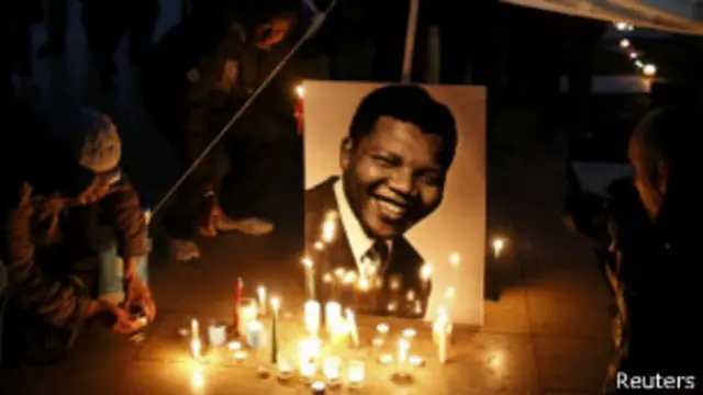 मंडेला को श्रद्धांजलि देने के लिए हज़ारों लोग मौजूद थे