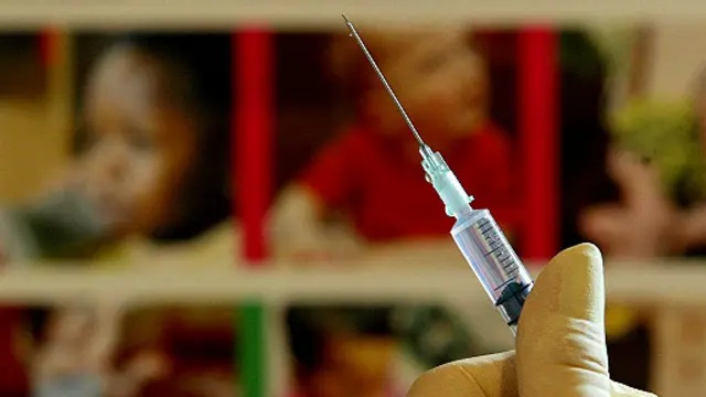 Шприц в руках врача