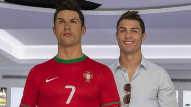 Ronaldo berpose dengan patung yang mirip dirinya.