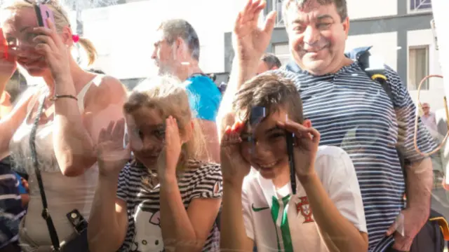 Para penggemarnya harus antri untuk menghadiri peremsian museum Ronaldo.