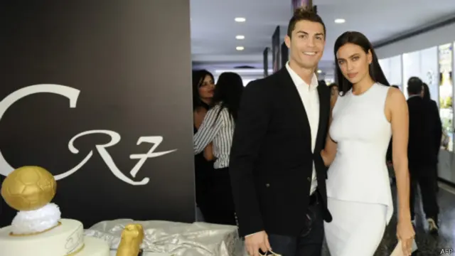 Ronaldo berpose dengan teman perempuannya usai peresmian museumnya.