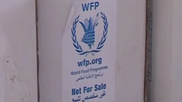 اقوامِ متحدہ کے عالمی ادارۂ خوراک نے خدشہ ظاہر کیا ہے کہ خوراک کے یہ پارسلز دولتِ اسلامیہ نے ایک ذخیرے پر حملے کے بعد چرائے ہیں