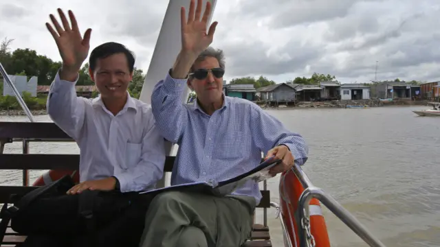 John Kerry thăm Việt Nam