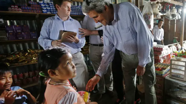 John Kerry thăm Việt Nam