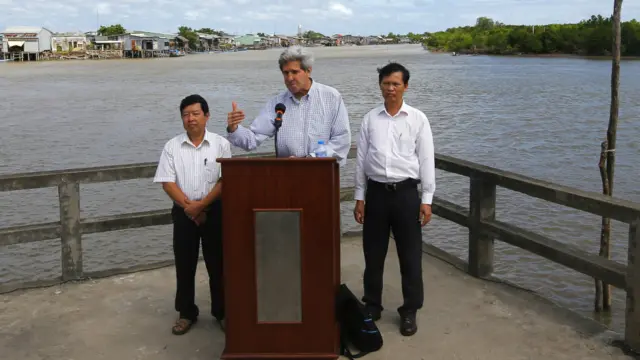 John Kerry thăm Việt Nam