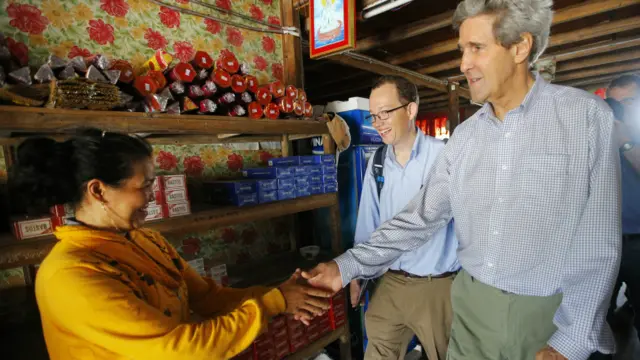 John Kerry thăm Việt Nam
