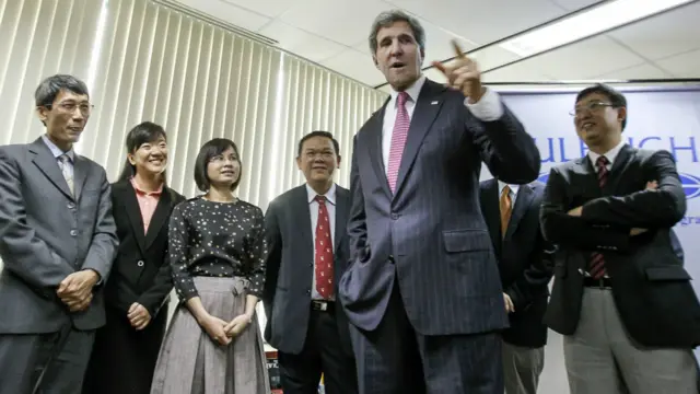John Kerry thăm Việt Nam