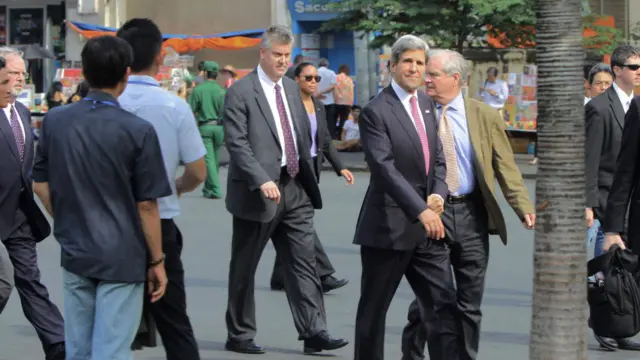 John Kerry thăm Việt Nam