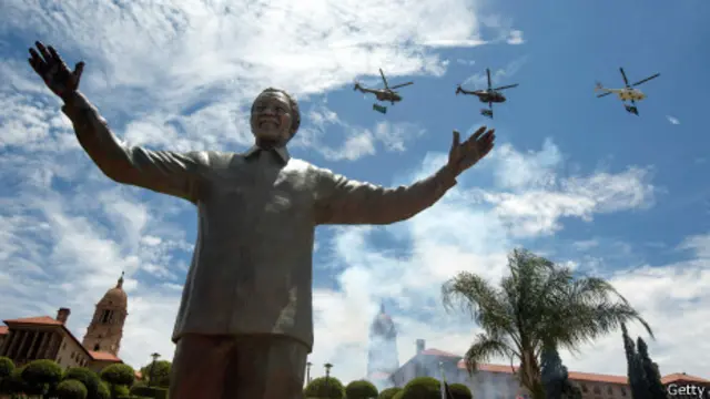 Статуя Нельсона Манделы в Претории