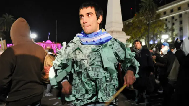 Argentino con un disfraz de billetes de dólar