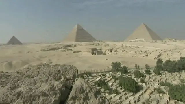 أدانت المحكمة المتهمين التسعة بتهمة تقطيع احجار أثرية من داخل الهرم الأكبر.