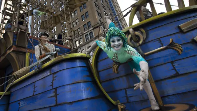 seorang pemain sirkus tampil di New York, John Minchillo/AP