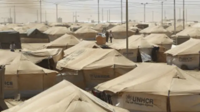 طالب أردنيون إدارة مخيم الزعتري للاجئين السوريين بإيقاف العمل بنظام الكفالات للحد من تدفقهم.