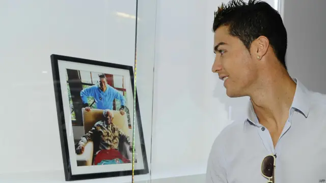 رونالڈ کی نیلسن منڈیلا کی ساتھ کھینچی گئی ایک تصویر بھی میوزیم میں رکھی گئی ہے۔ 