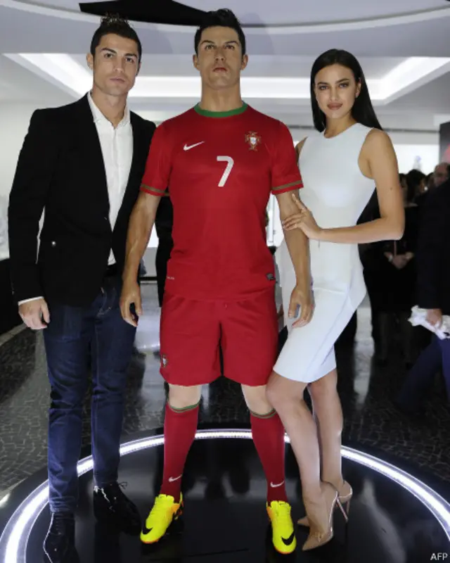 میوزیم کی افتتاحی تقریب کے موقع پر ان کی گرل فرینڈ بھی ان کی ہمراہ تھیں۔ 